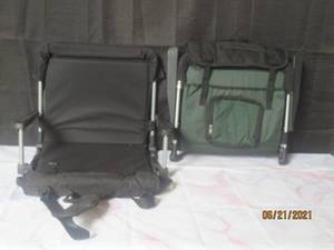 lot 19 image: 2 - STADIUM SEATS  GREENBLACK