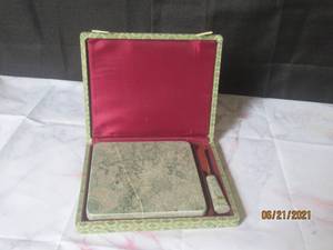 lot 24 image: GREEN MARBLE SQUARE CHEESE BOARD & CHEESE KNIFE WITH  STORAGE  CASE