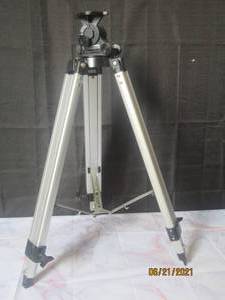 lot 26 image: MEADE DELUXE FIELD TRIPOD