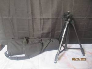 lot 27 image: VELBON DF60 TRIPOD WITH CARRY BAG