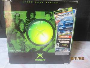 lot 32 image: XBOX GAME CONSOLE WITH 2 CONTROLLERS