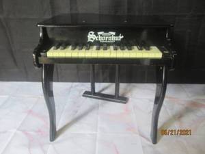 lot 6 image: SCHOENHUT ELITE BABY GRAND PIANO