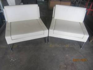lot 4 image: DUO KEILHAUER DARIO 7401 CONTEMPORARY MODERN DESIGN   LOUNGE CHAIRS  LEATHER  STEEL LEGS AND FRAME MATTE CHROME FINISH   34 .5 WIDTH X 16.5 SEAT HEIGHT