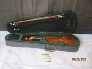lot 41 image: STRADELLA MODEL 1034 DADDARIO PRELUDE VIOLIN STRINGS J814 G-SOL 44 NICKEL WOUND MEDIUM TENSION WITH CARRY CASE
