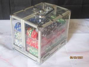 lot 46 image: POKER CHIPS WITH CLEAR CARRY CASE