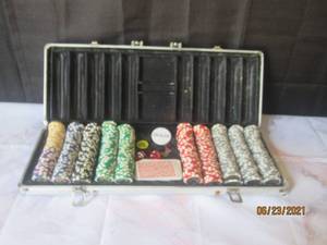 lot 47 image: POKER CHIPS GAME SET WITH ALUMINUM CARRY CASE