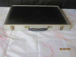 lot 48 image: ALUMINUM CARRY CASE