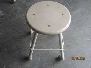 lot 60 image: ANTIQUE METAL  STOOL ON WHEELS