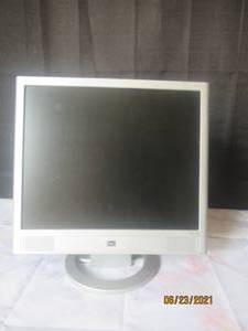 lot 61 image: HP VS17E LCD VERSATILE MONITOR