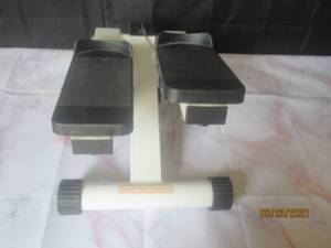 lot 64 image: STAIR STEPPER MACHINE