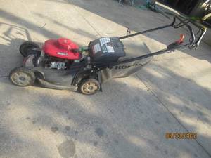 lot 79 image: HONDA VERSAMON LAWN MOWER WITH MULCHER AND BAG