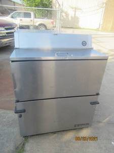 lot 81 image: TRUE 34 BEVERAGE COOLER (R134A) TESTED AND WORKS