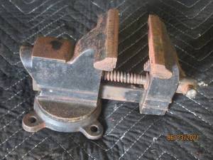 lot 97 image: TABLE MOUNT SWIVEL VISE