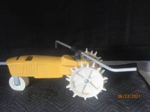 lot 98 image: VINTAGE CAST IRON NELSON TRACTOR TRAVELING SPRINKLER