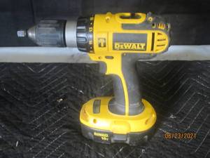 lot 100 image: DEWALT 18V CORDLESS DRILL DC725 TYPE 1  NO CHRAGER DOES WORK