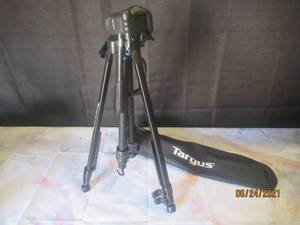 lot 106 image: TARGUS  TGT-BK58T TRIPOD WITH CARRY BAG