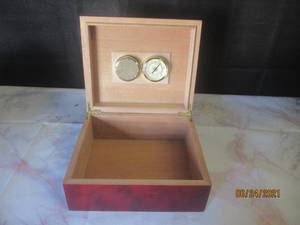 lot 109 image: HUMIDOR WITH HYGROMETER CHERRY WOOD CIGAR BOX
