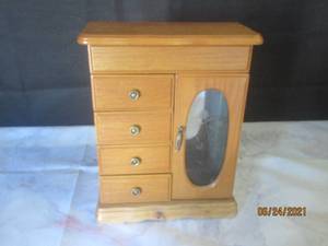 lot 118 image: CROFT & BARROW  JX7506 WOOD 5 RAWER , ONE GLASS DOOR ,WITH FROSTED FLORAL DESIGN  JEWELRY BOX