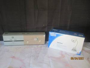 lot 125 image: NEU HOME GLASS SHELF WITH BRASS MOUNTS &  OFFICE DEPOT BALL BSE DESK LAMP 432-949