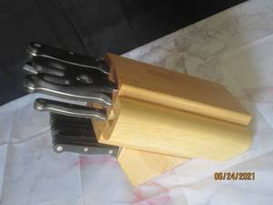 lot 138 image: 12 PC SLITZER SET WITH WOOD KNIFE BLOCK