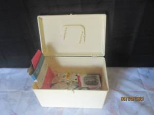 lot 141 image: PLASTIC SEWING BASKET WITH CONTENTS