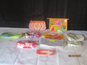 lot 143 image: TOTAL OF 8 CLINIQUE 2 DOME COMPACT COSMETIC BAGS