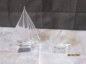 lot 154 image: TOTAL OF 2 CRYSTAL SAILBOAT FIGURINES