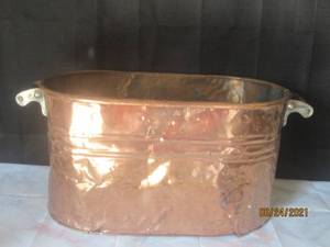 lot 160 image: LARGE COPPER ANTIQUE WASH TUB,BOILER POT WITH WOOD HANDLES   13H X 24L