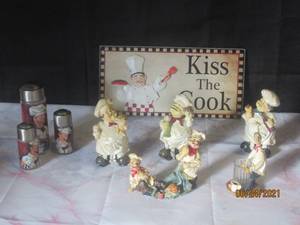 lot 167 image: MISC CHHEF KITCHEN DCOR LOT ,WALL PLAQUE,SALT & PEPPER SHAKERS FIGURINES