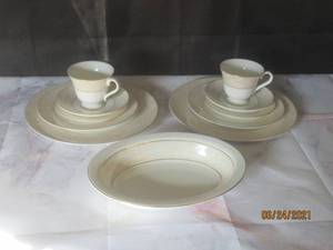 lot 169 image: 11PC 2 PERSON SETTING RALPH LAUREN MEREDITH WEDGEWOOD BONE CHINA INCLUDES LARGE  VEGETABLE BOWL