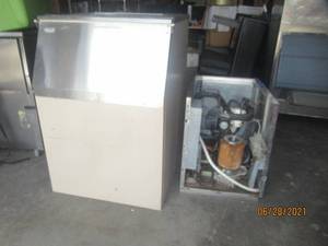 lot 189 image: SCOTSMAN ICE MAKER AND BIN BH550E