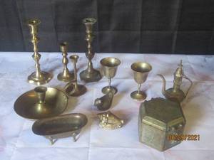 lot 233 image: 13 BRASS PIECES