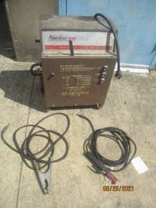 lot 254 image: WARDS POWR-KRAFT 230 ARCSTICK WELDER PLUGGED IN AND HAS POWER AND FAN BLOWING