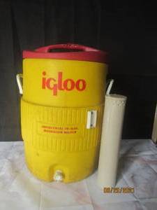 lot 264 image: IGLOO 10 GALLON BEVERAGE COOLERDISPENSER  WITH CUP HOLDER