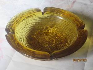 lot 267 image: VINTAGE AMBER ASHTRAY