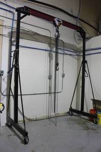 lot 1 image: ADJUSTABLE HEIGHT CRANE WITH GEARED TROLLEY ROUGHNECK LIFT 3000LBS CAPICITY WITH LOCKING CASTERS