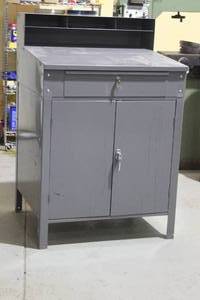 lot 2 image: SUPERVISORS DESK WITH LOCK AND KEYS CONTENTS NOT INCLUDED
