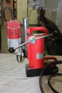 lot 31 image: MILWAUKEE 4202 ELECTROMAGNETIC DRILL PRESS WITH MILWAUKEE HEAVY DUTY DRILL