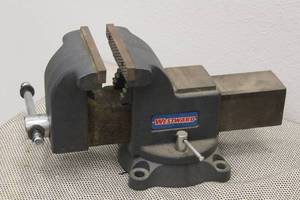 lot 95 image: WESTWARD HEAVY DUTY SWIVEL BENCH VISE 17L0ONG
