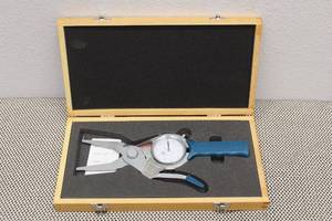 lot 160 image: SHARS 303 INSIDE DIAL CALIPER GAUGE 2.2-3.0 GRAD 0.0005 WITH WOOD STORAGE BOX&nbsp
