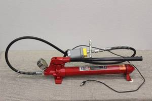 lot 175 image: STRONGWAY 10 TON HYDRAULIIC RAM PUMP WITH GAUGE &amp HOSE 46278