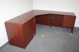 lot 121 image: MAC TAVISH BUSINESS FURNITURE WOODEN L-SHAPE CORNER DESK WITH CABINET DRAWERS  SEE PICS&nbsp