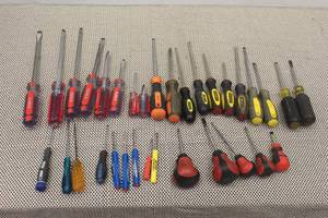 lot 247 image: TOTAL OF 33 ASSORTED SIZERAND FLAT HEAD SCREW DRIVERS , STANLEY,HUSKY,KLEIN,AND MORE SEE PICS&nbsp