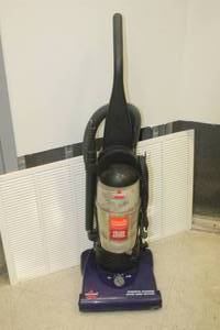 lot 257 image: BISSELL VACUUM CLEANER,1240