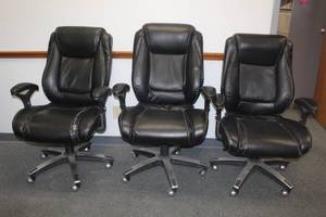 lot 264 image: TOTAL OF 3 STYLEWORK BY THOMASVILLE BLACK LEATHER HIGH-BACK EXECUTIVE ADJUSTABLE HEIGHT&nbsp OFFICE CHAIRS STYLE&nbsp