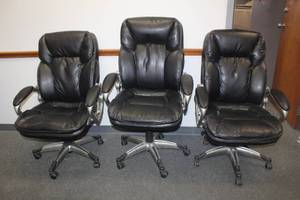 lot 265 image: TOTAL OF 3 BLACK LEATHER HIGH-BACK EXECUTIVE ADJUSTABLE HEIGHT OFFICE CHAIRS