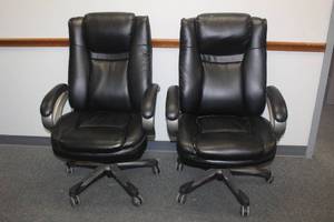 lot 266 image: TOTAL OF 3 BLACK LEATHER HIGH-BACK EXECUTIVE ADJUSTABLE HEIGHT OFFICE CHAIRS