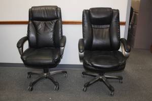 lot 267 image: TOTAL OF 2 BLACK LEATHER HIGH-BACK EXECUTIVE ADJUSTABLE HEIGHT OFFICE CHAIRS