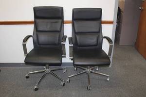 lot 270 image: TOTAL OF 2 BLACK LEATHER HIGH-BACK CHROME ARMREST ADJUSTABLE HEIGHT OFFICE CHAIR&nbsp