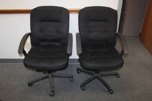lot 271 image: TOTAL OF 2 BLACK FABRIC ADJUSTABLE HEIGHT OFFICE CHAIRS&nbsp